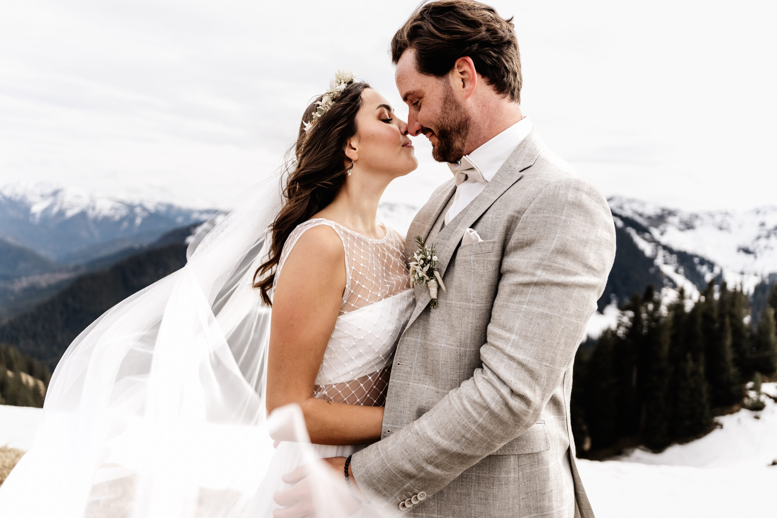 Hochzeitsfotograf Tegernsee hält verliebten Moment von Brautpaar auf dem Wallberg fest