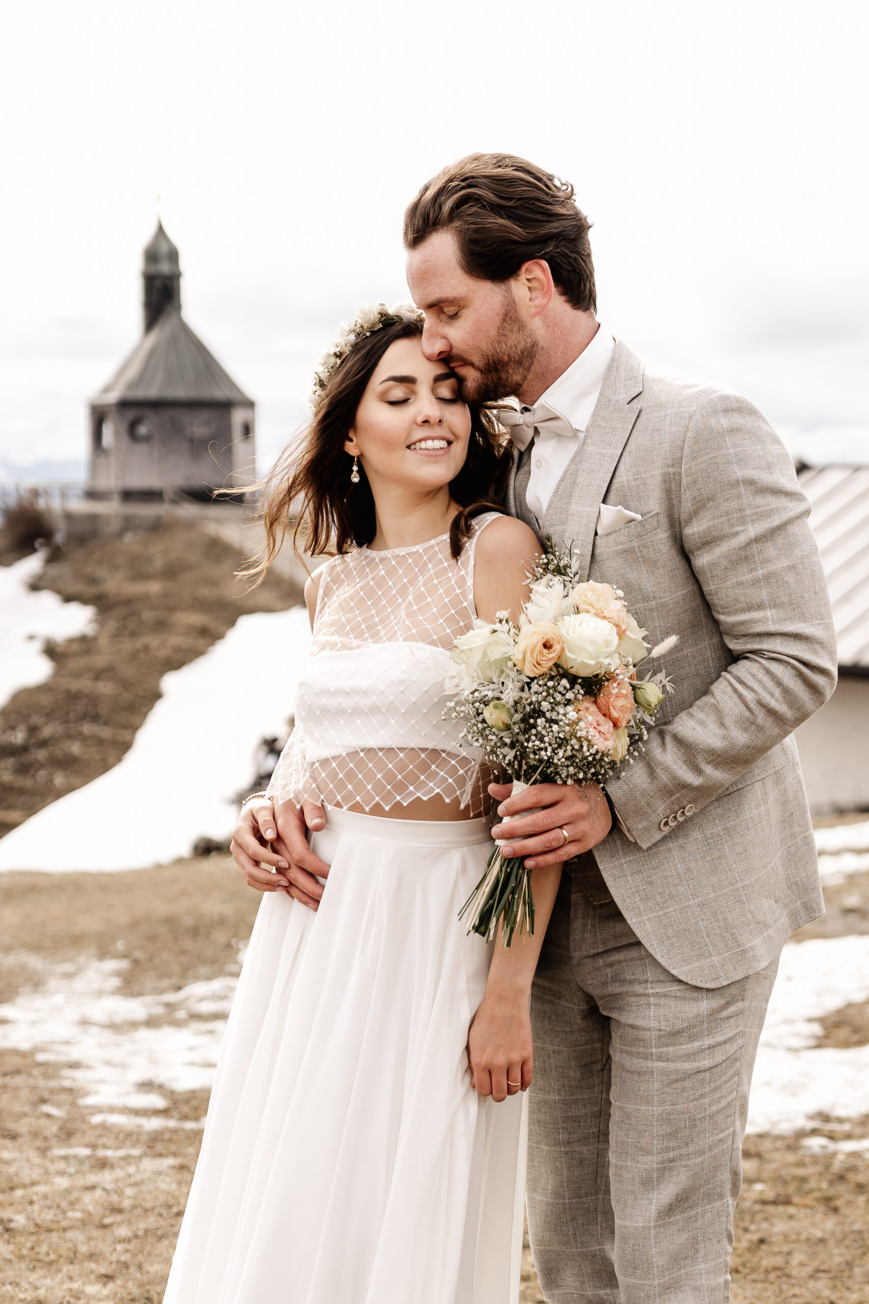 Braut und Bräutigam genießen ihren Moment auf dem Wallberg, Hochzeitsfotograf Tegernsee
