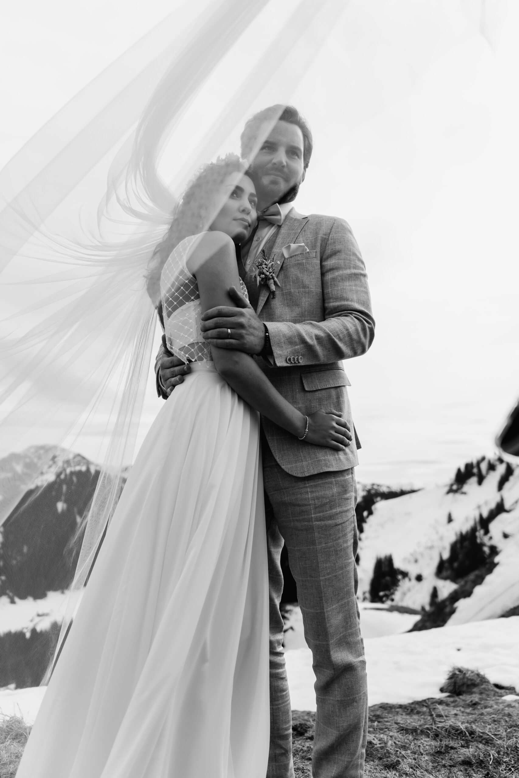 Elegantes Schwarz-Weiß Bild auf dem Wallberg mit Blick auf schneebedeckte Berge