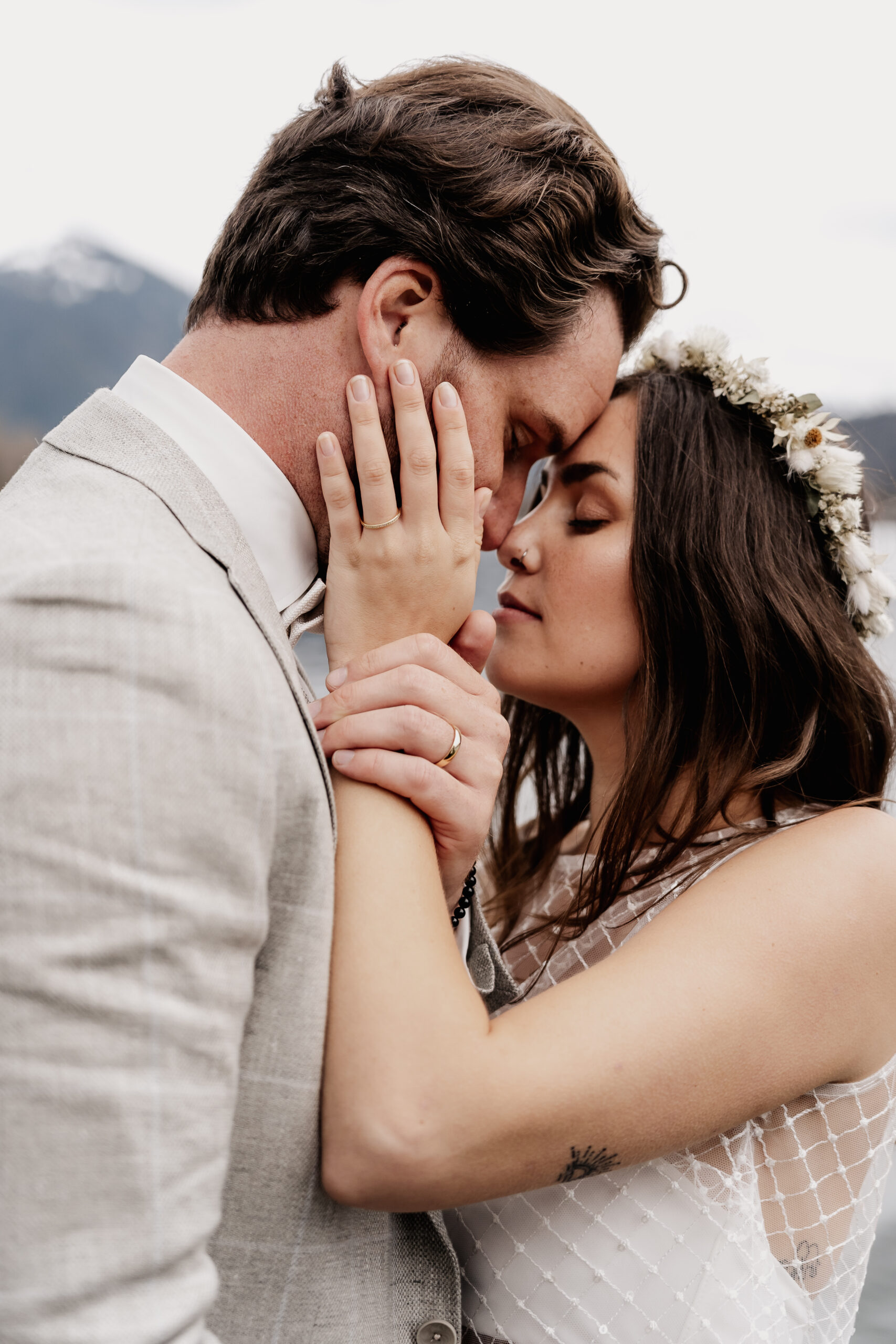 Braut und Bräutigam kommen sich ganz nah, Hochzeitsfotograf Tegernsee