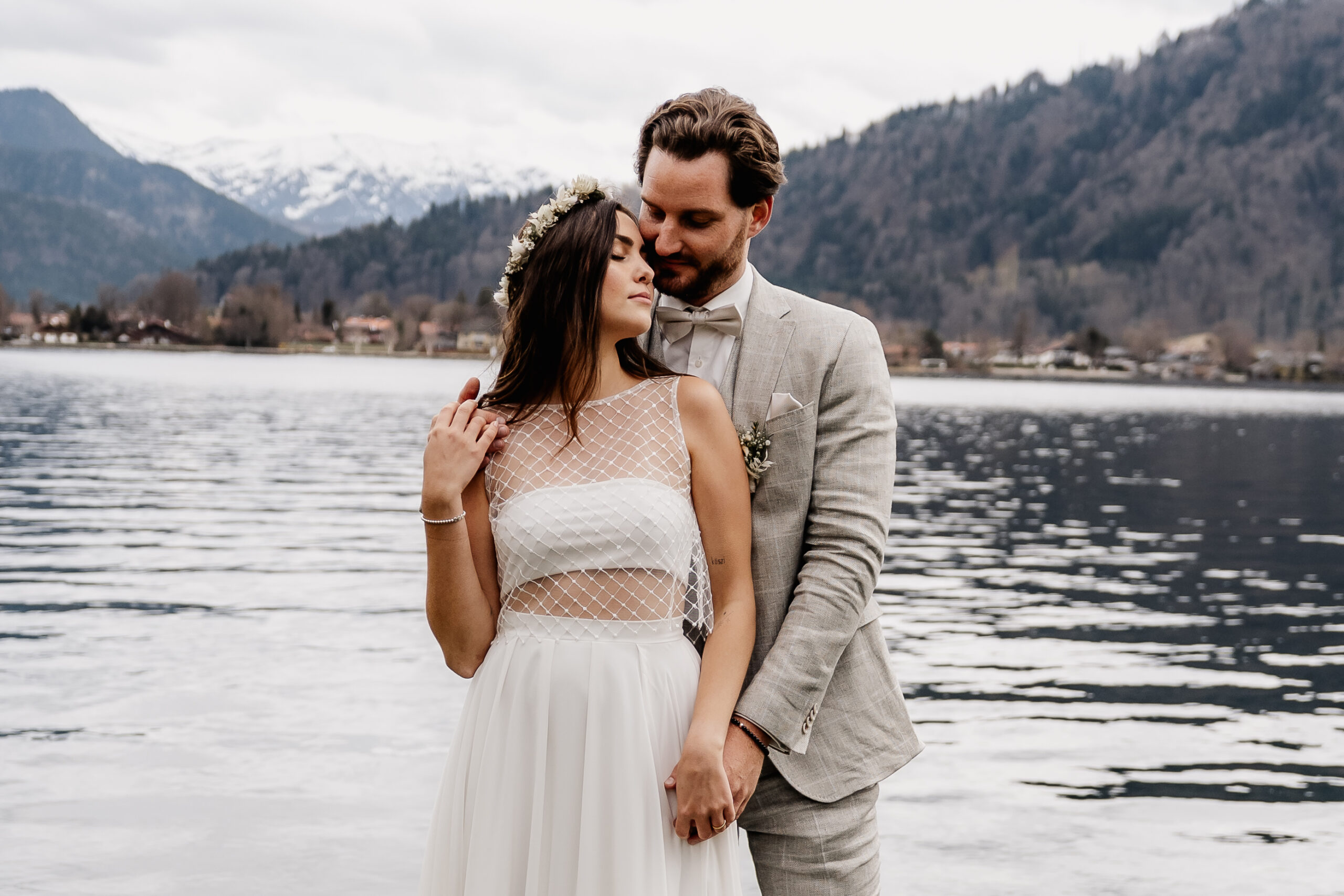 Braut und Bräutigam stehen sinnlich am Tegernsee, Hochzeitsfotograf Tegernsee