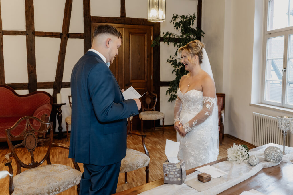 Bräutigam liest sein Eheversprechen vor, Braut strahlt im Alten Posthof Hattersheim