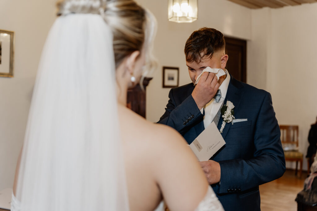 Bräutigam und Braut teilen einen emotionalen Moment im Alten Posthof Hattersheim. Hochzeitsfotograf Frankfurt
