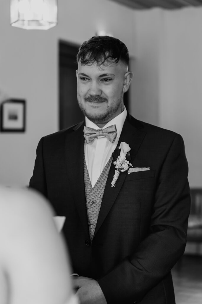 Bräutigam weint beim Ehegelübte der Braut im Alten Posthof Hattersheim. Hochzeitsfotograf Frankfurt