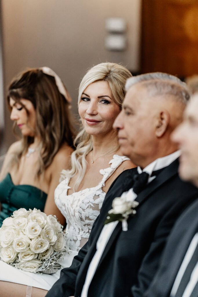 Braut blickt lächelnd zur Seite während der Standesamtliche Hochzeit im Standesamt Aschaffenburg