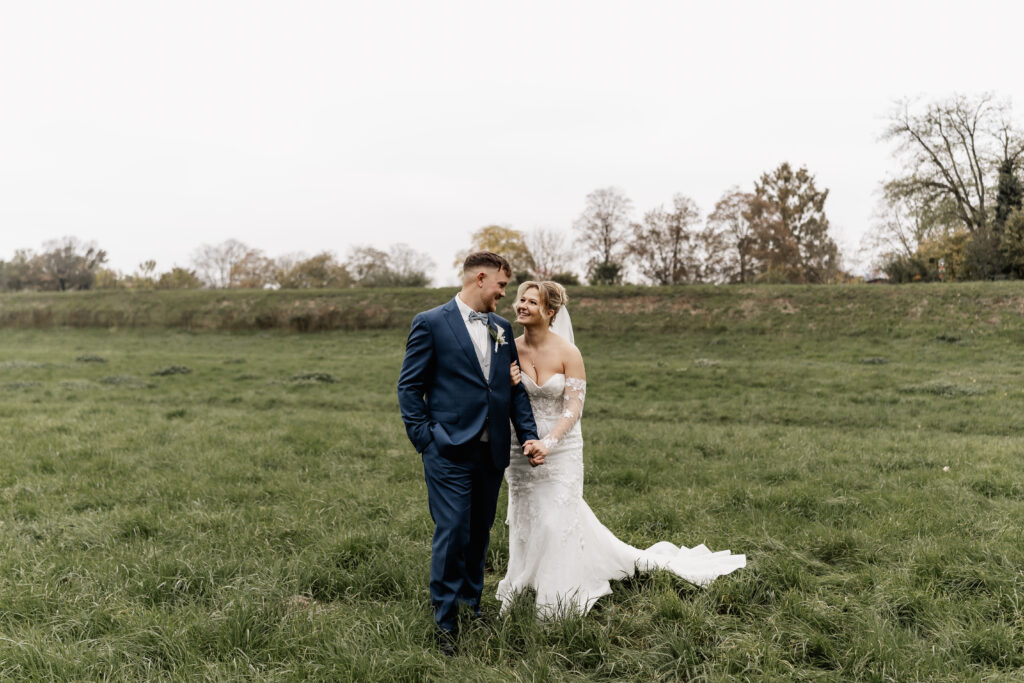 Braut und Bräutigam Hand in Hand, Hochzeitsfotograf Frankfurt, emotionale Hochzeitsfotos