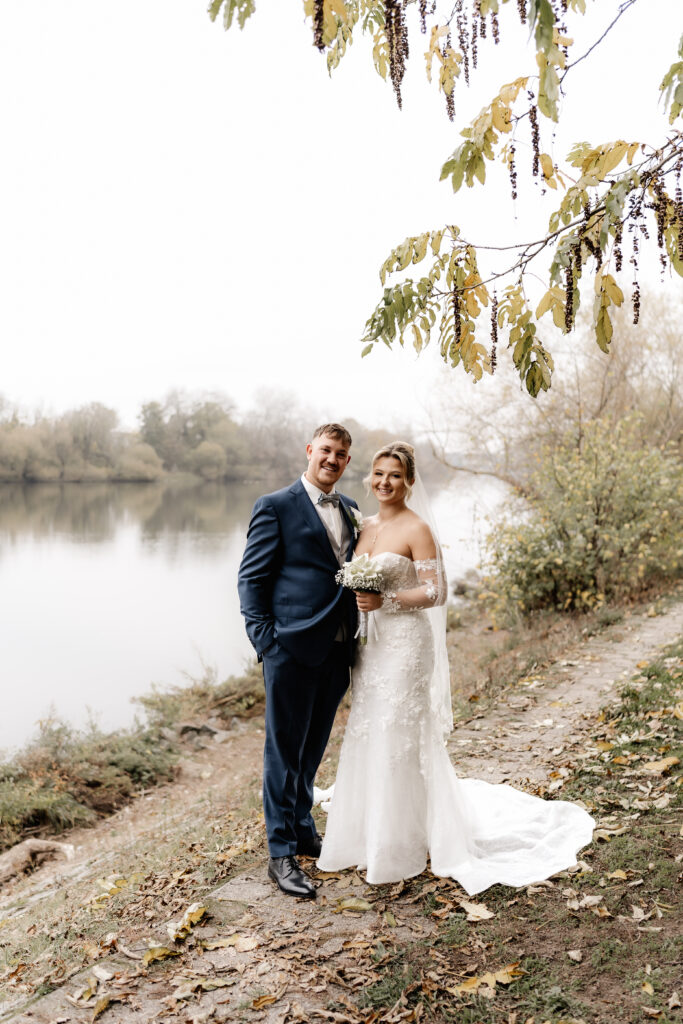 Braut und Bräutigam beim Brautpaarshooting in Eddersheim.Hochzeitsfotograf Frankfurt