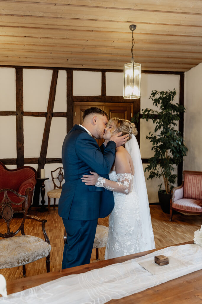 Braut und Bräutigam küssen sich nach der Trauung im Alten Posthof Hattersheim. Hochzeitsfotograf Frankfurt