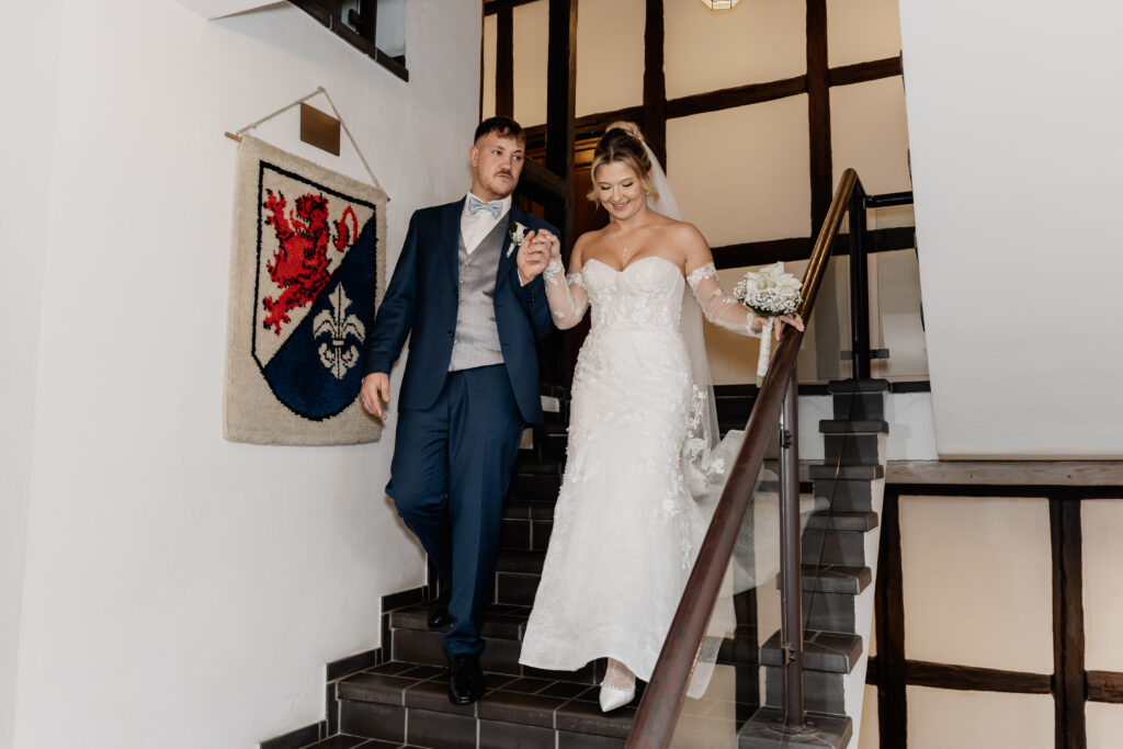 Braut und Bräutigam laufen aus dem Standesamt im Alten Posthof Hattersheim. Hochzeitsfotograf Frankfurt