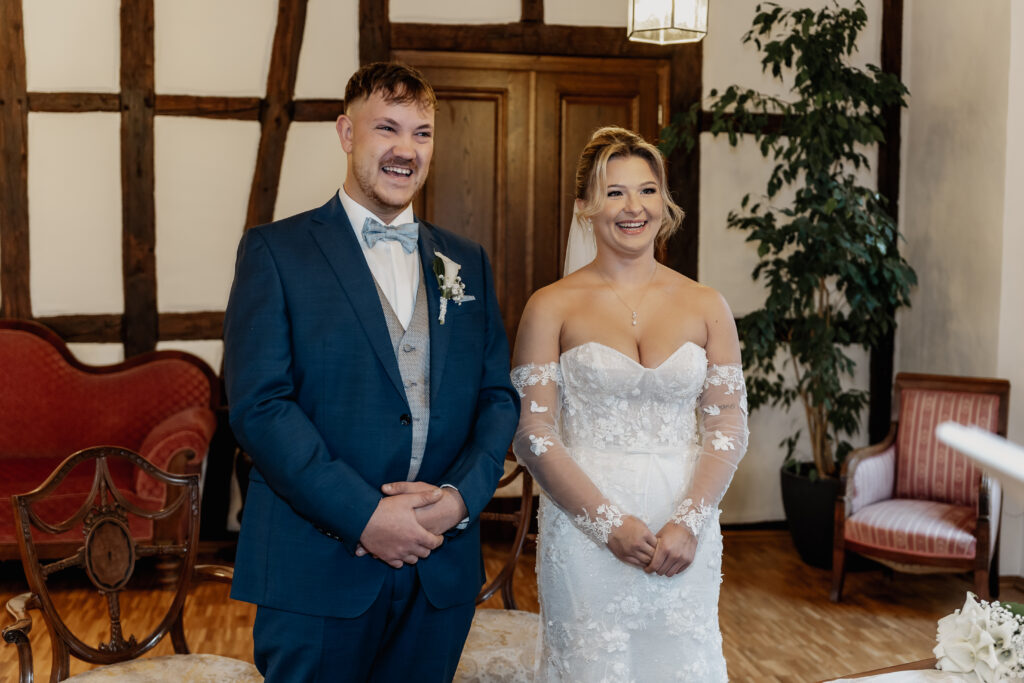 Braut und Bräutigam während der Trauung im Alten Posthof Hattersheim. Hochzeitsfotograf Frankfurt