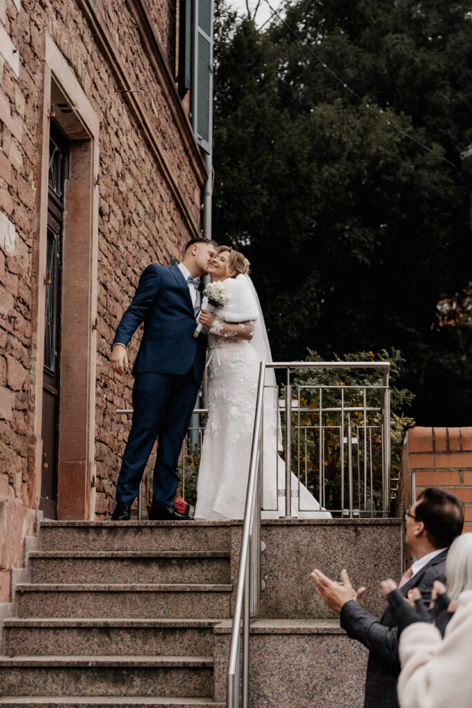 Braut und Bräutigam werden von der Familie gefeiert im Alten Posthof Hattersheim. Hochzeitsfotograf Frankfurt