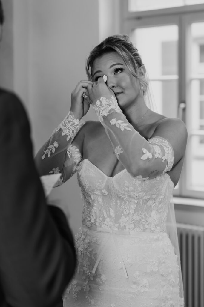 Braut weint beim Vorlesen des Ehegelübtes.im Alten Posthof Hattersheim. Hochzeitsfotograf Frankfurt