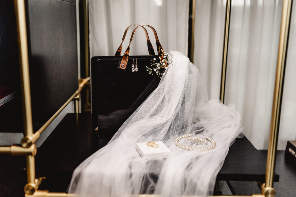 Brautaccessoires mit Schleier und Ringen – Detailaufnahme im Roomers Hotel