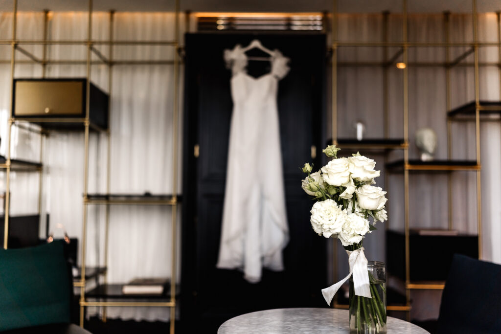 Brautkleid und Blumen im luxuriösen Zimmer – Getting Ready im Roomers Hotel München