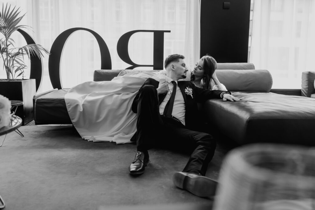 Brautpaar auf der Couch im Roomers Hotel – entspannter Vibe, moderne Hochzeitsreportage