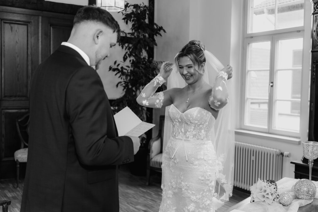 Brautpaar beim Ehegelübde im Alten Posthof Hattersheim. Hochzeitsfotograf Frankfurt fängt emotionale Momente ein
