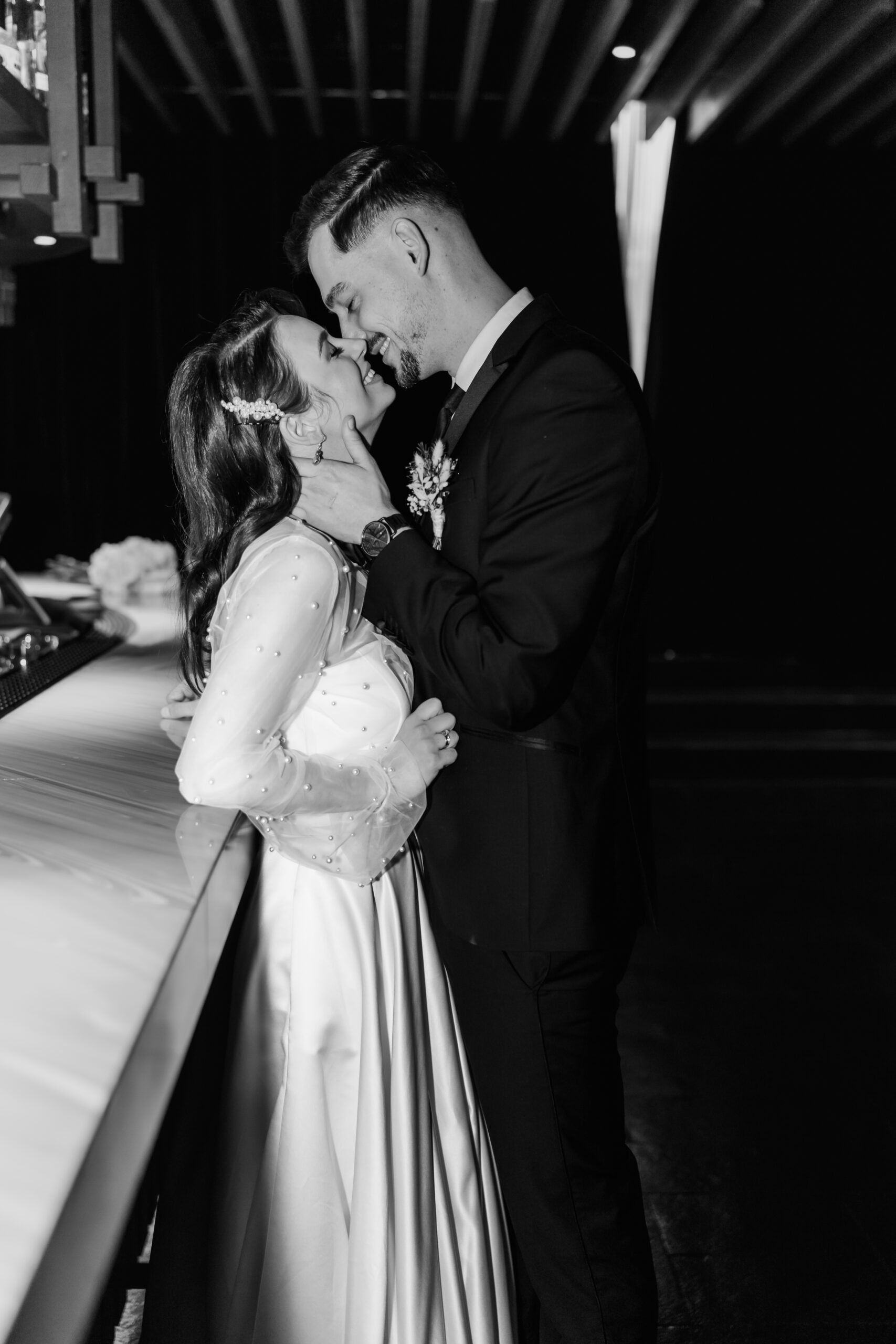 Brautpaar genießt den Moment an der Bar – Hochzeitsreportage im Roomers Hotel München
