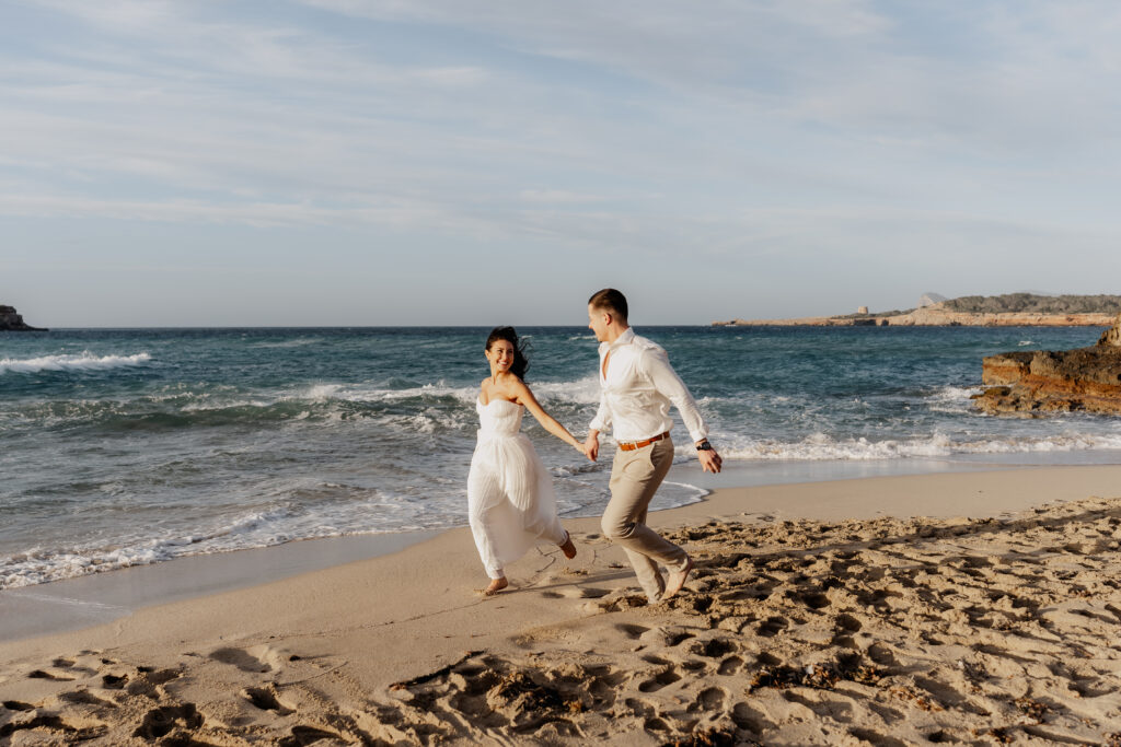 Brautpaar läuft Hand in Hand am Ufer entlang – Ibiza Wedding Photographer, Sunsetshooting