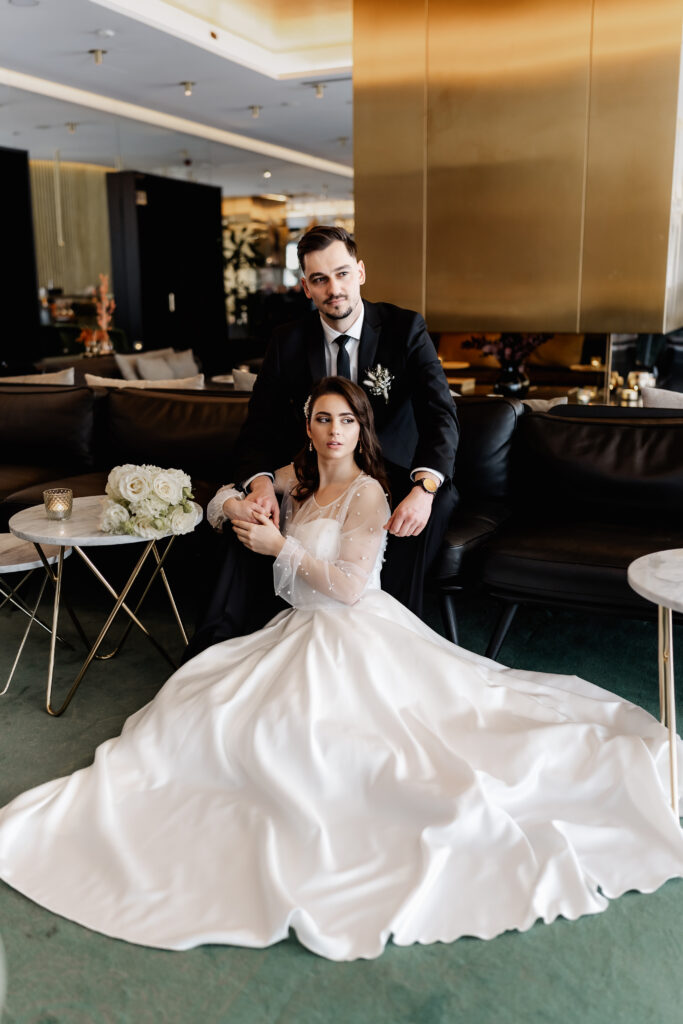 Brautpaarshooting in der Hotellobby – modernes Hochzeitsfoto im Roomers Hotel München