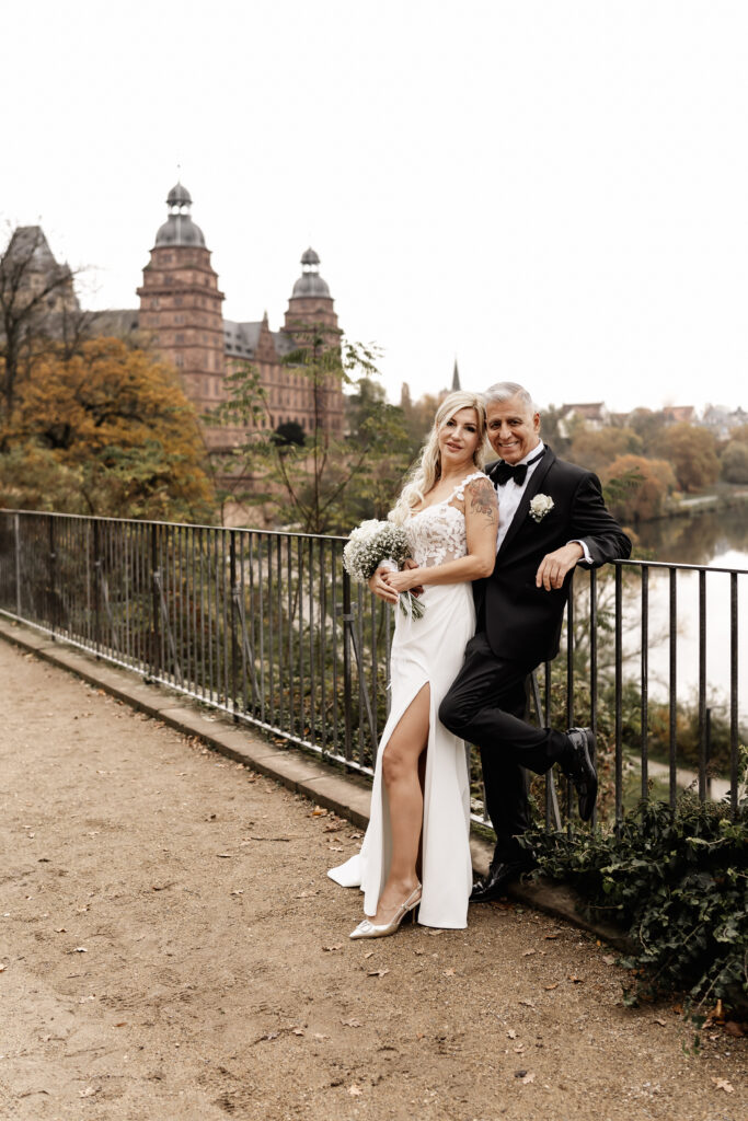 Brautpaarshooting mit Blick auf Schloss Johannisburg – Hochzeitsfotograf Aschaffenburg