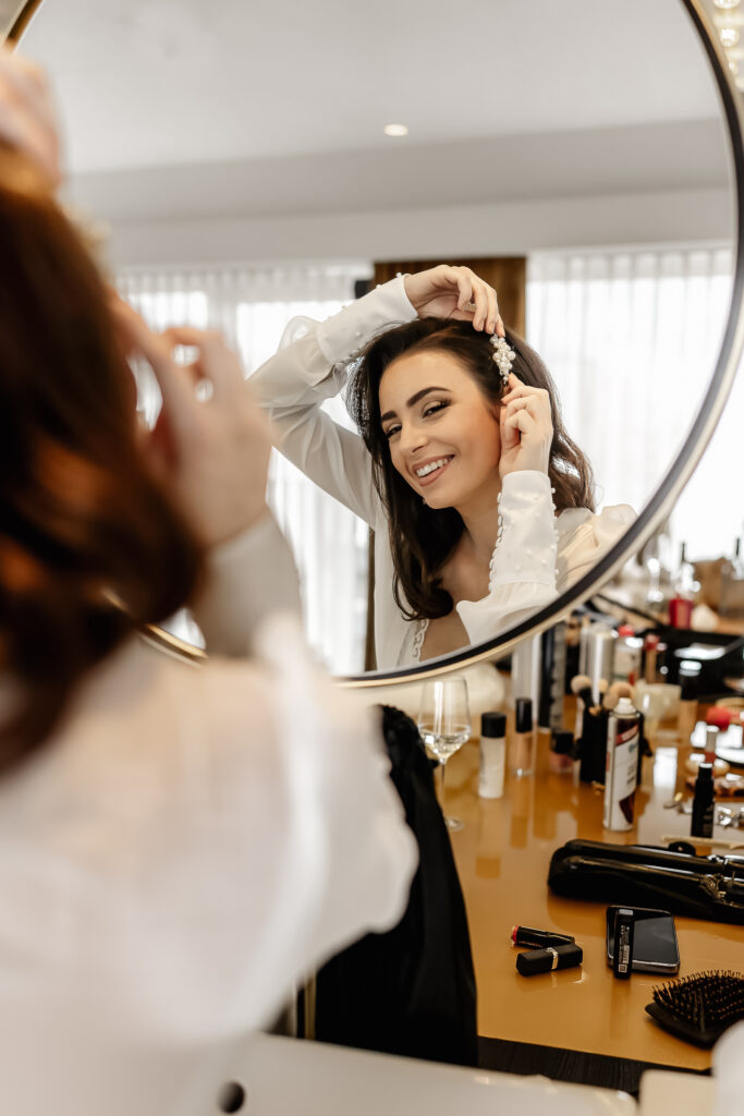 Brautstyling mit Lächeln im Roomers Hotel – Getting Ready von hochzeitsfotograf München