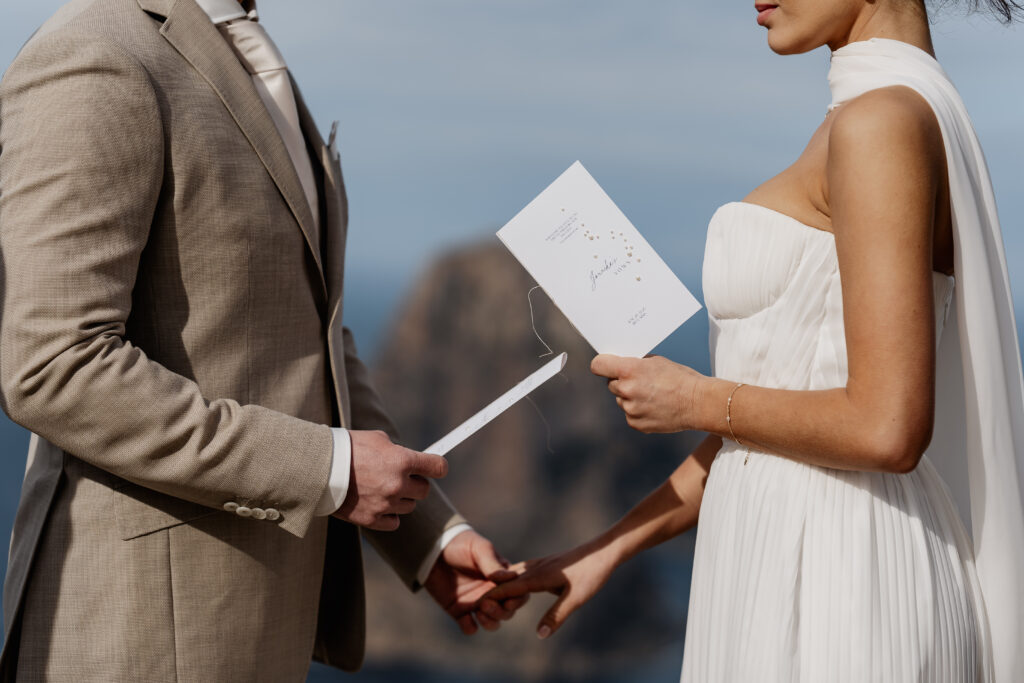 Close-up der Gelübde beim Elopement auf Ibiza – aufgenommen von Elopement Photographer