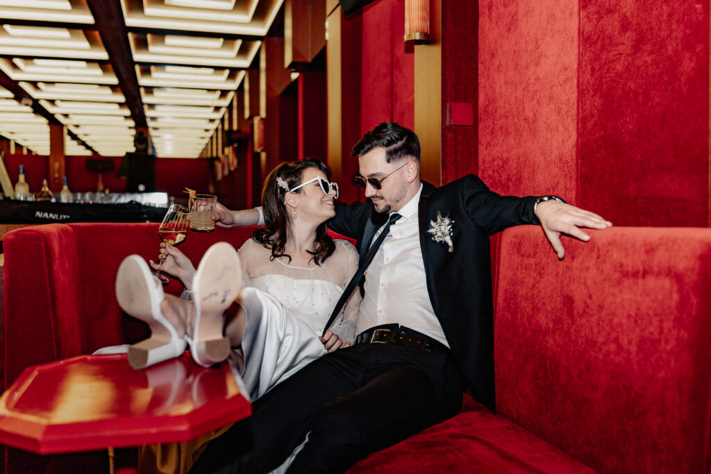 Cooles Barfoto mit Brautpaar in Sonnenbrillen - Hochzeitsfotograf München für glamouröse Paare