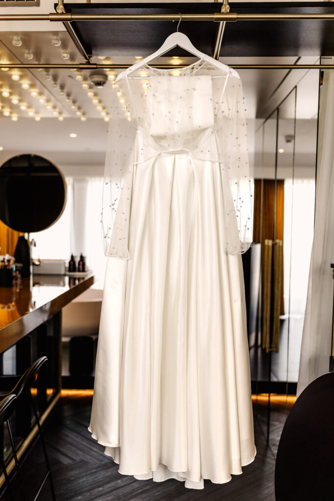 Das Brautkleid hängt stilvoll im Roomers Hotel München – Details von hochzeitsfotograf München
