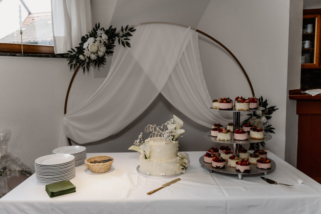 Desserts mit Hochzeitstorte im Restaurant Mönchshof Eddersheim. Hochzeitsfotograf Frankfurt