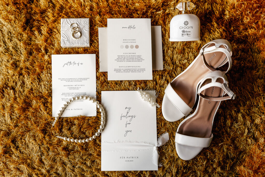 Detailaufnahme der Hochzeitsaccessoires im Roomers Hotel München – hochzeitsfotograf München