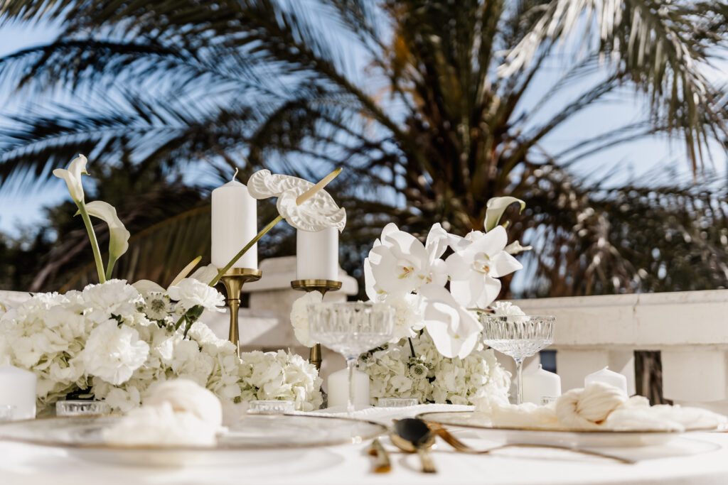 Detailaufnahme weißer Hochzeitsdeko mit Kerzen und Orchideen – Destination Wedding Photographer