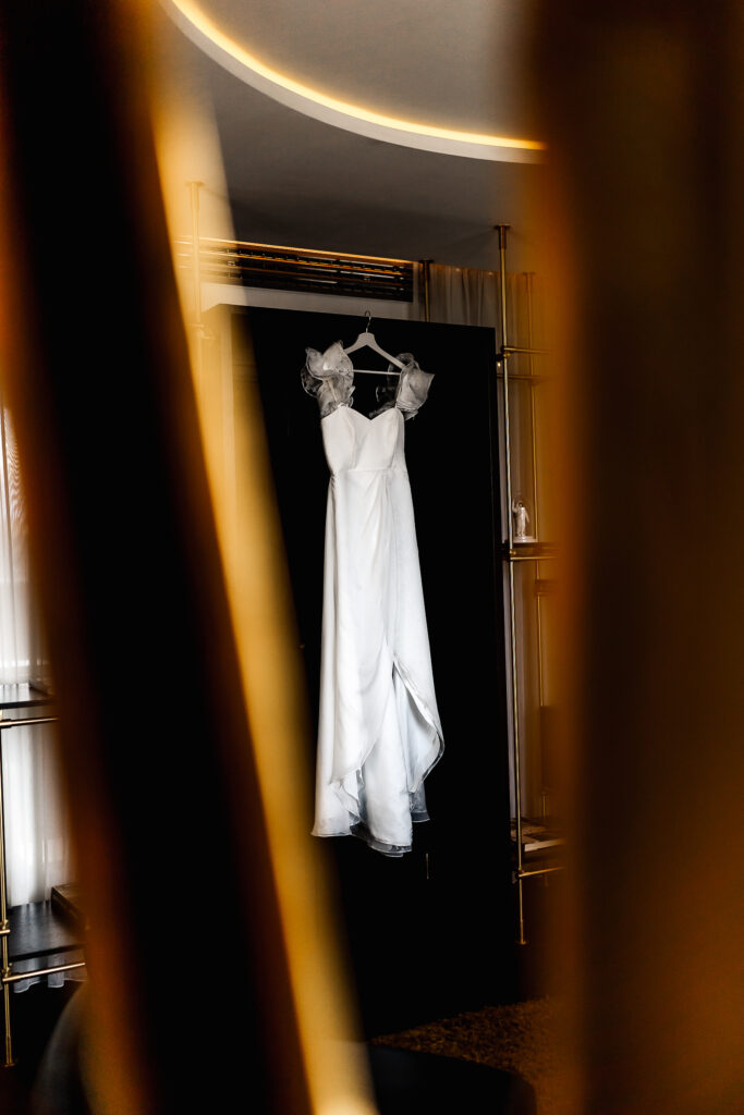 Edles Brautkleid im Roomers München mit kunstvoller Spiegelung – hochzeitsfotograf München