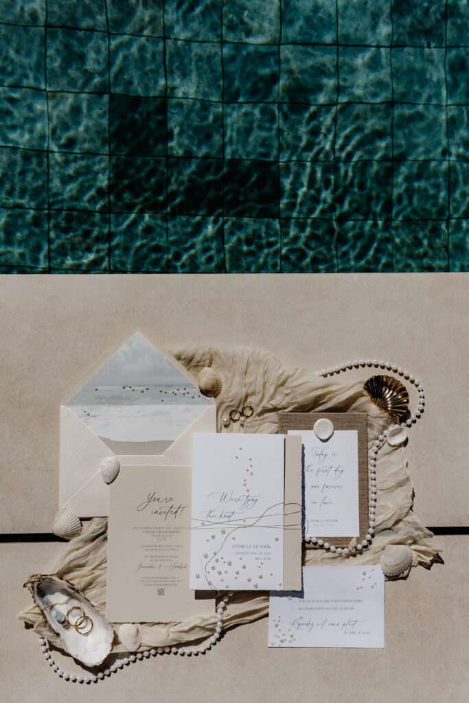 Einladungs-Set mit Muscheln, Perlen und Seide am Pool – kreative Hochzeits-Papeterie für eine Destination Wedding auf Ibiza