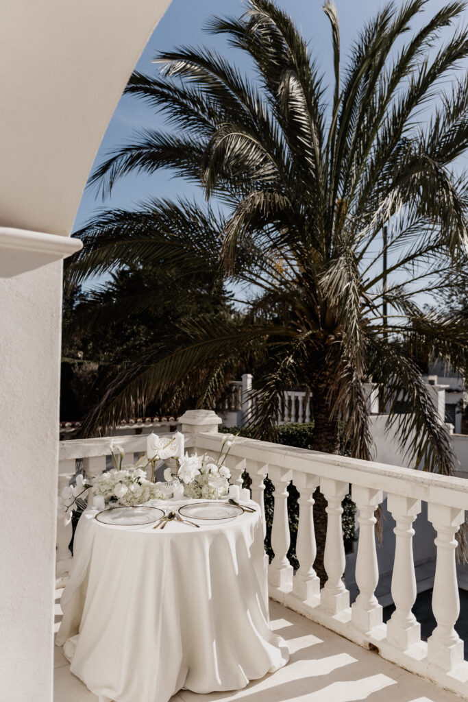 Elegant gedeckter Hochzeitstisch auf Balkon mit Palmen – Ibiza Wedding Photographer