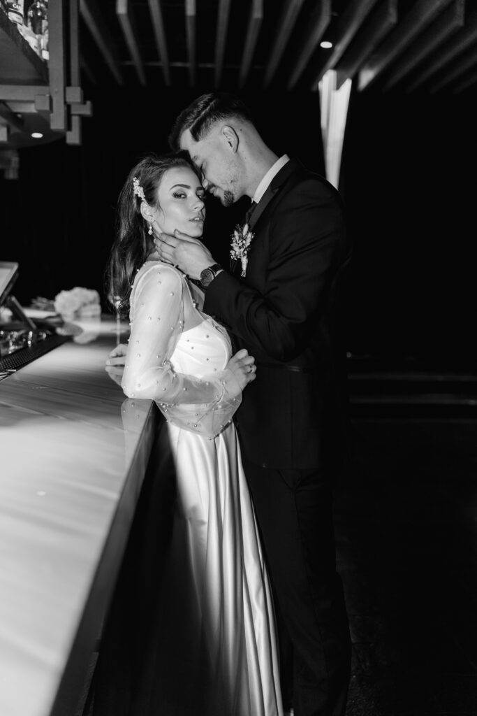 Elegantes Barshooting im Roomers Hotel München – Hochzeitspaar in stilvoller Pose