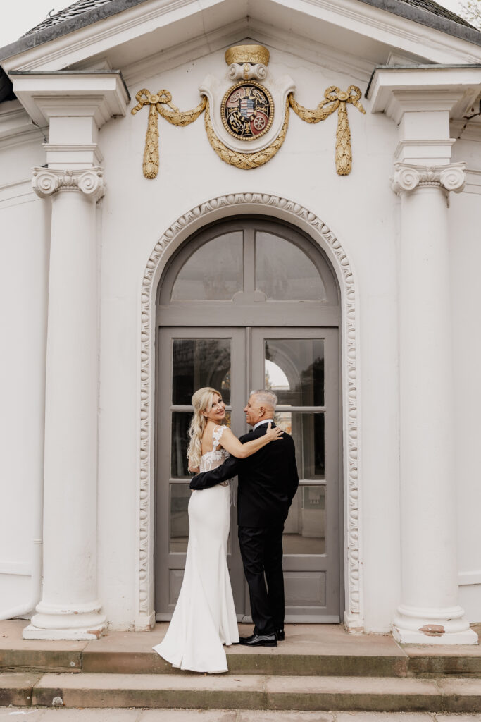 Elegantes Brautpaar posiert vor dem Pompejanum Aschaffenburg – Hochzeitsfotograf Aschaffenburg