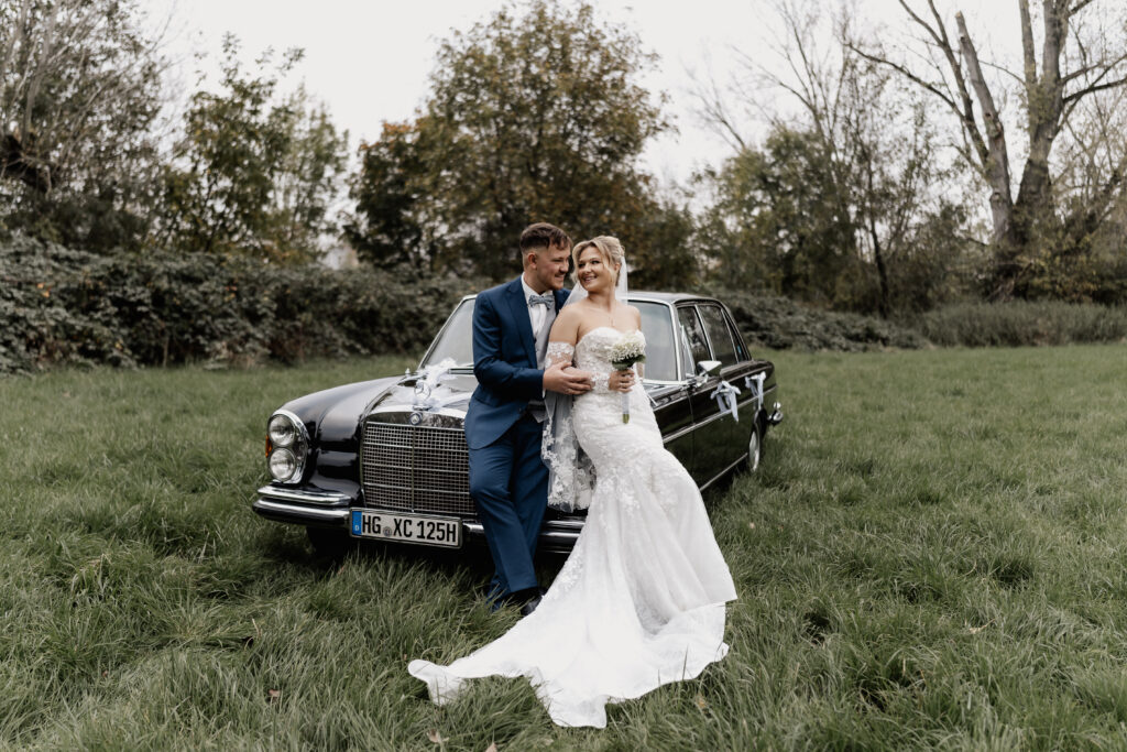 Elegantes Brautpaarshooting mit Auto von Hochzeitsfotograf Frankfurt