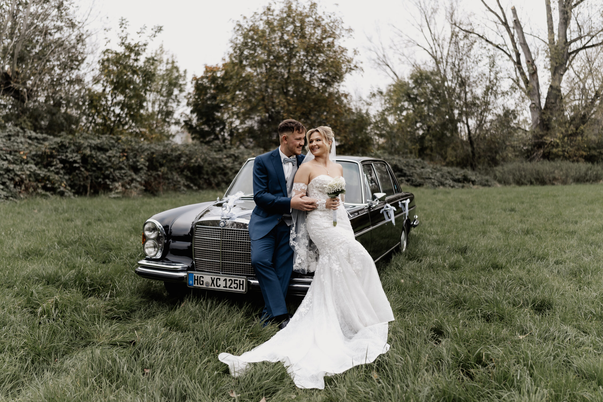 Elegantes Brautpaarshooting mit Auto von Hochzeitsfotograf Frankfurt