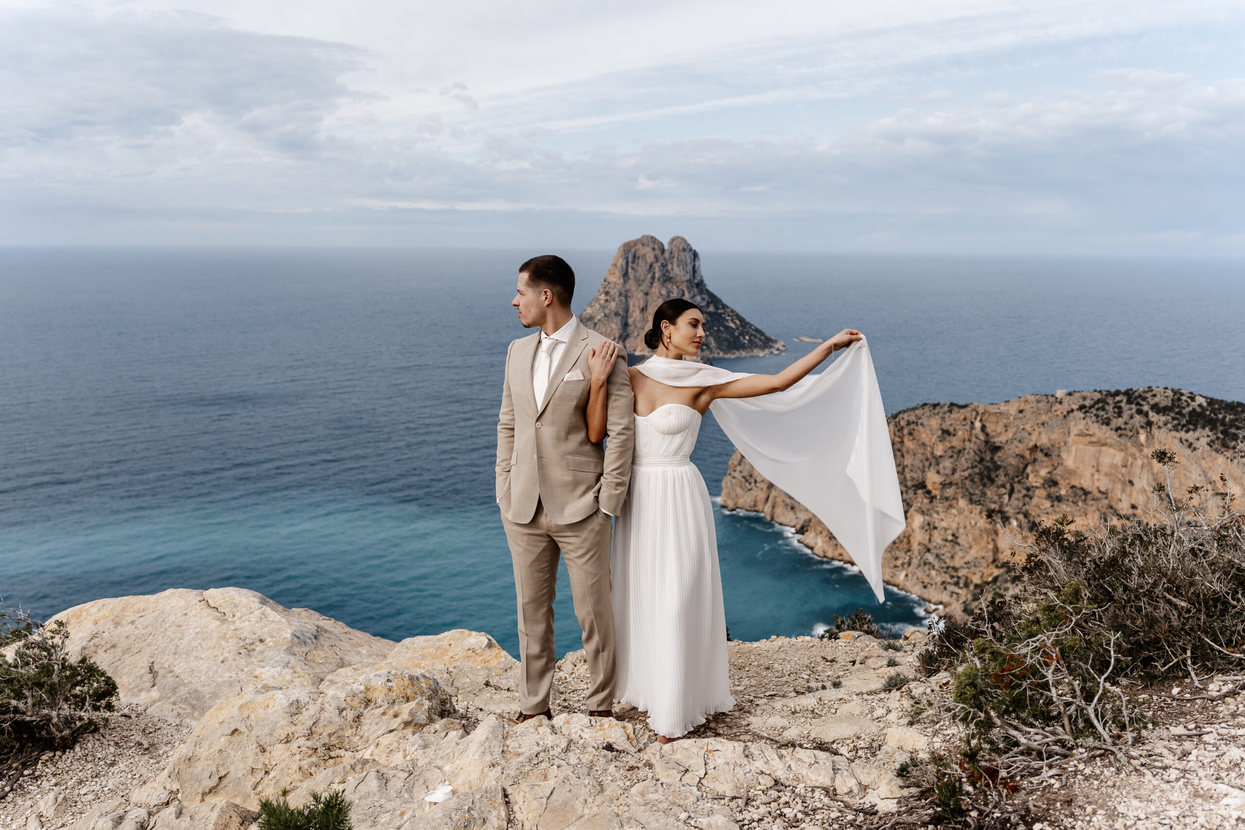 Elopement Brautpaar auf Klippe – fotografiert von Ibiza Elopement Photographer
