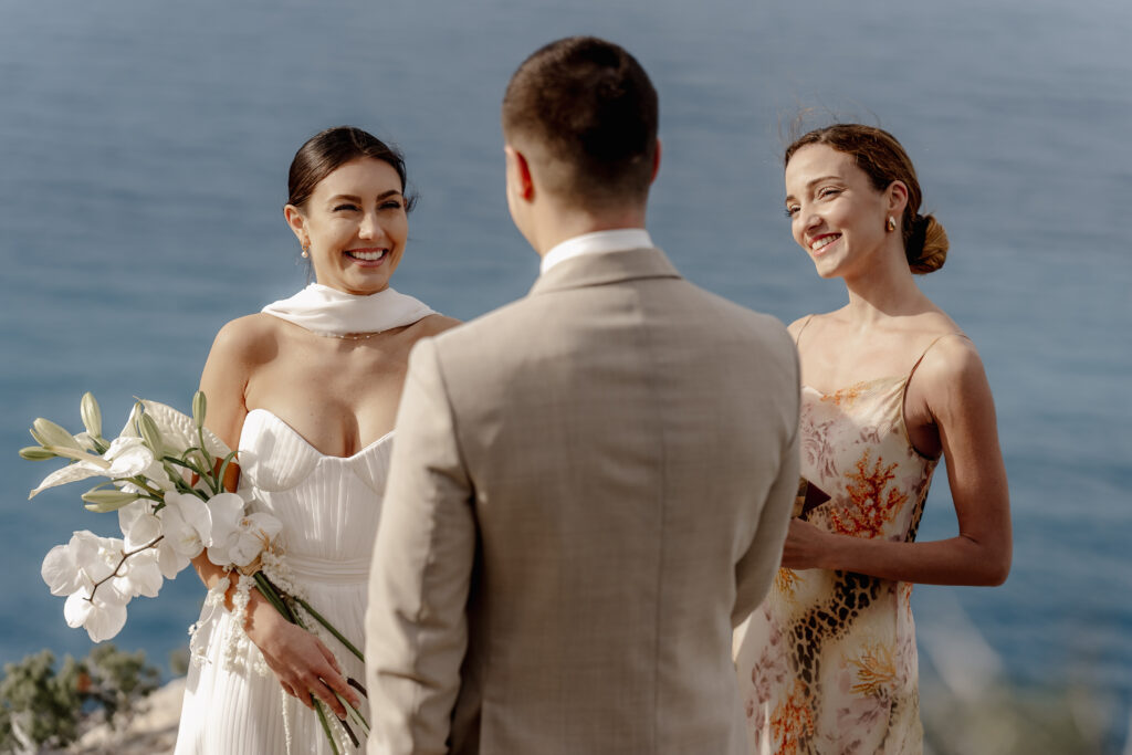 Elopement-Zeremonie auf Ibiza mit Traurednerin – Destination Wedding Photographer