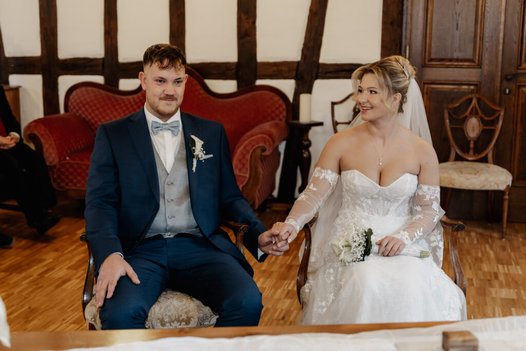 Emotionaler Blickwechsel im Alten Posthof Hattersheim – Hochzeitsfotograf Frankfurt