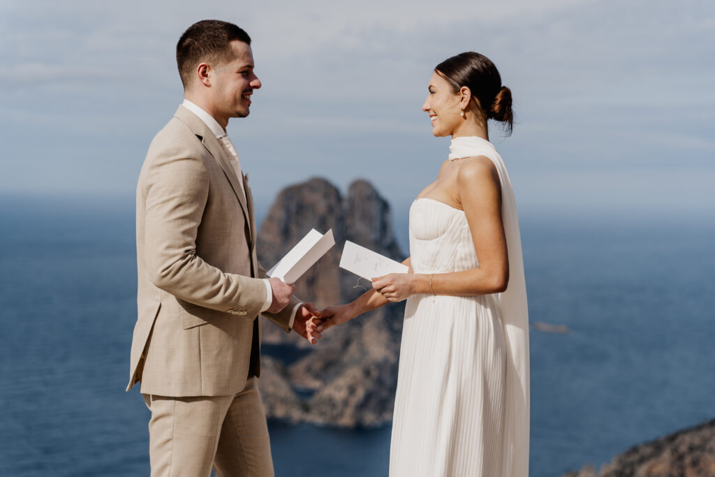 Emotionales Ehegelübde vor Es Vedrà, fotografiert von Destination Wedding Photographer