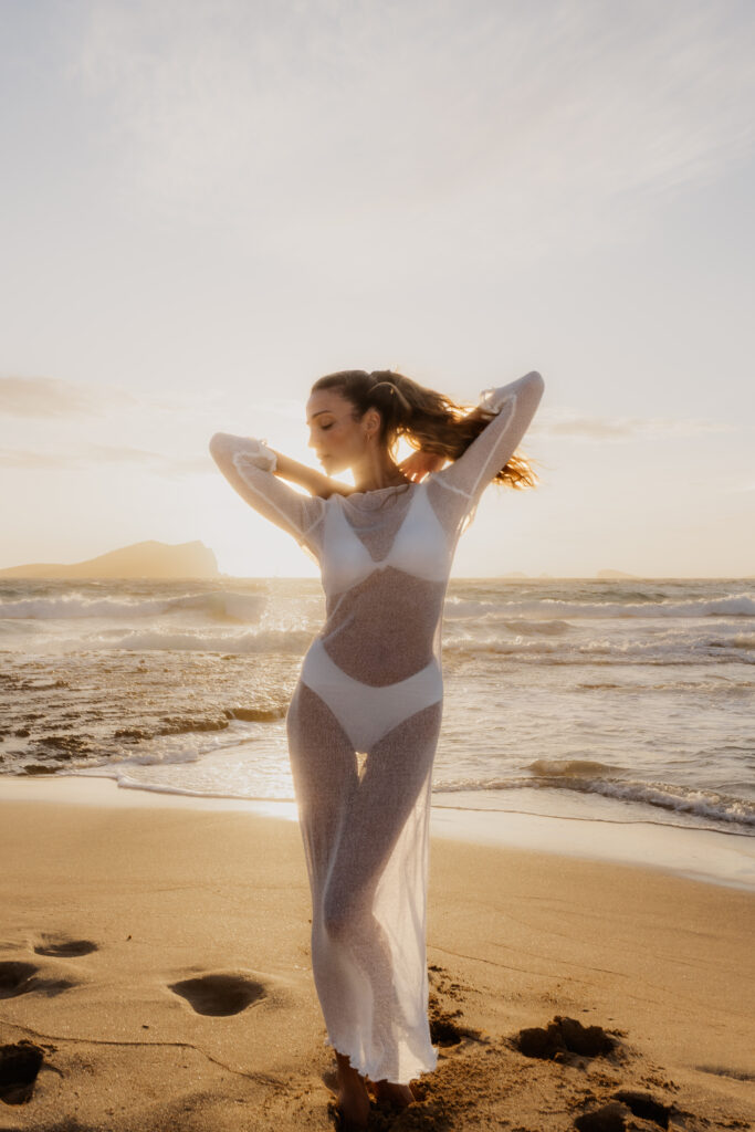 Frau in weißem Kleid am Strand bei Sonnenuntergang, Ibiza Elopement Photographer