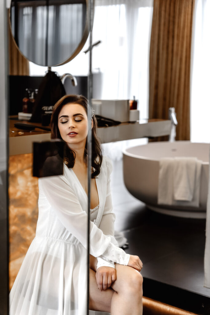 Getting Ready Szene mit Spiegelung – Brautstyling im Roomers Hotel München
