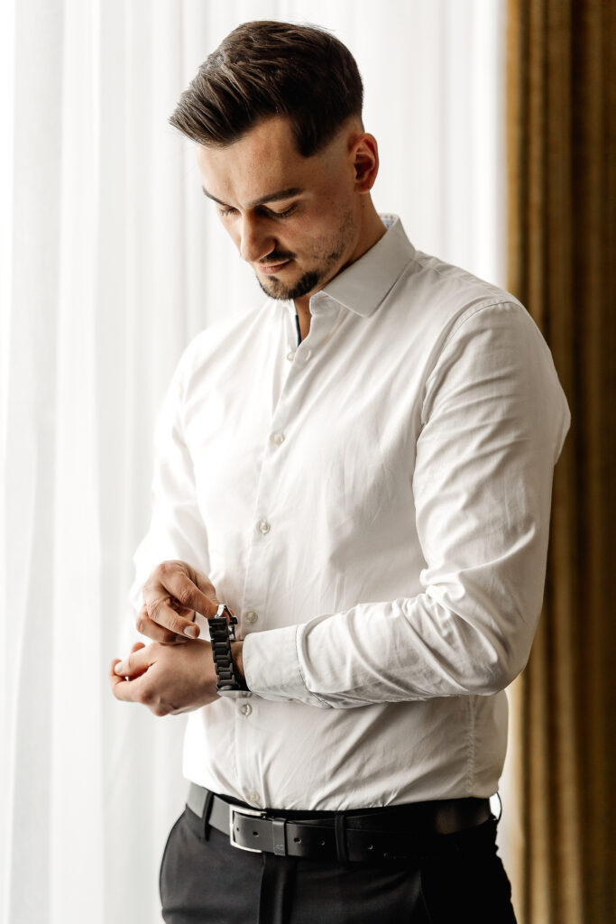 Getting Ready mit Stil – der Bräutigam kurz vor dem großen Moment, fotografiert in München