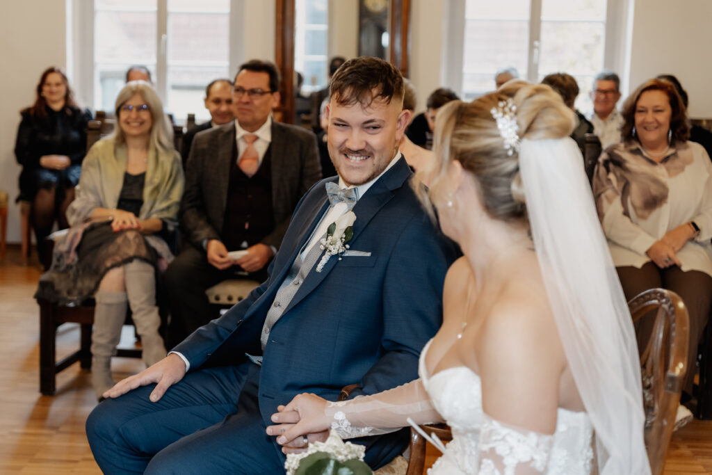 Glücklicher Bräutigam im Alten Posthof Hattersheim ,Hochzeitsfotograf Frankfurt