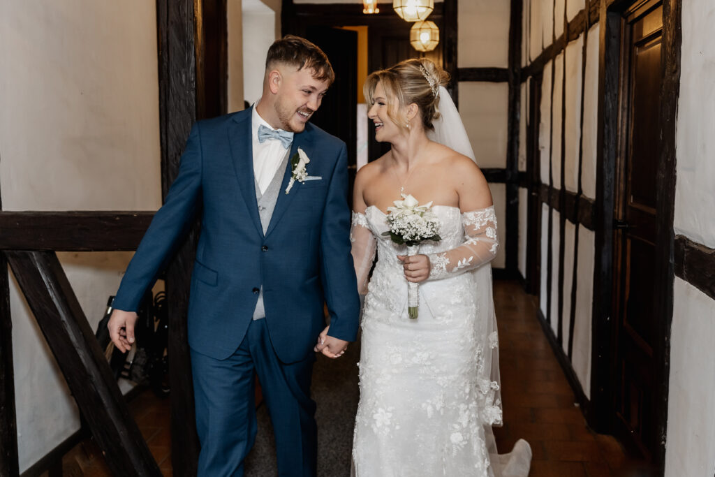 Hand in Hand zur Trauung – Lächelndes Brautpaar im Alten Posthof Hattersheim. Hochzeitsfotograf Frankfurt