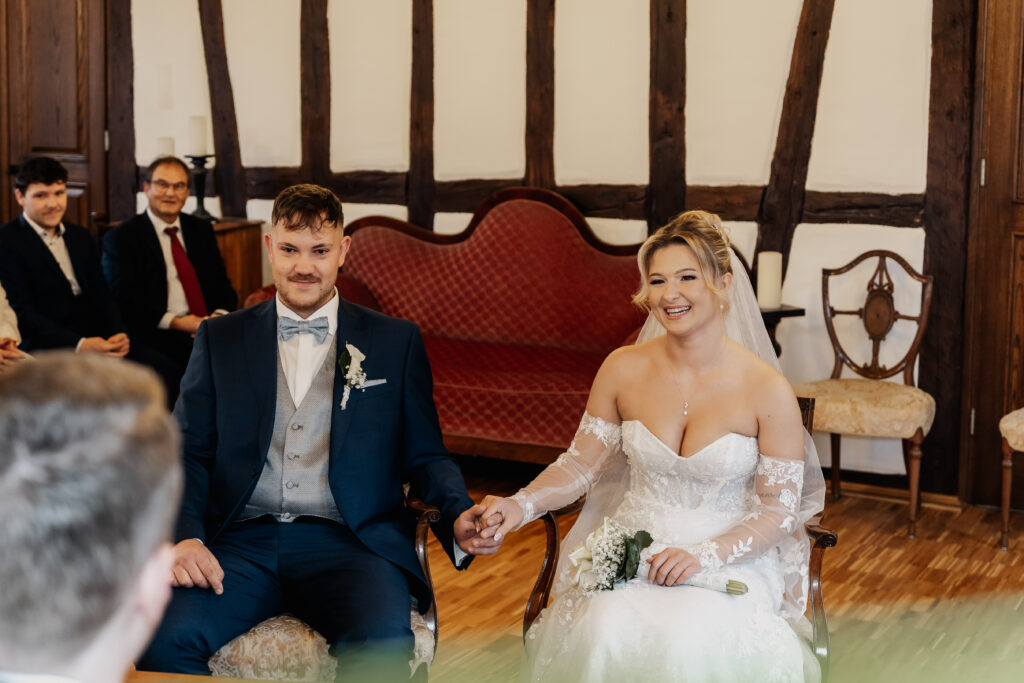 Brautpaar sitzt im Historischer Trausaal im Alten Posthof Hattersheim, Hochzeitsfotograf Frankfurt