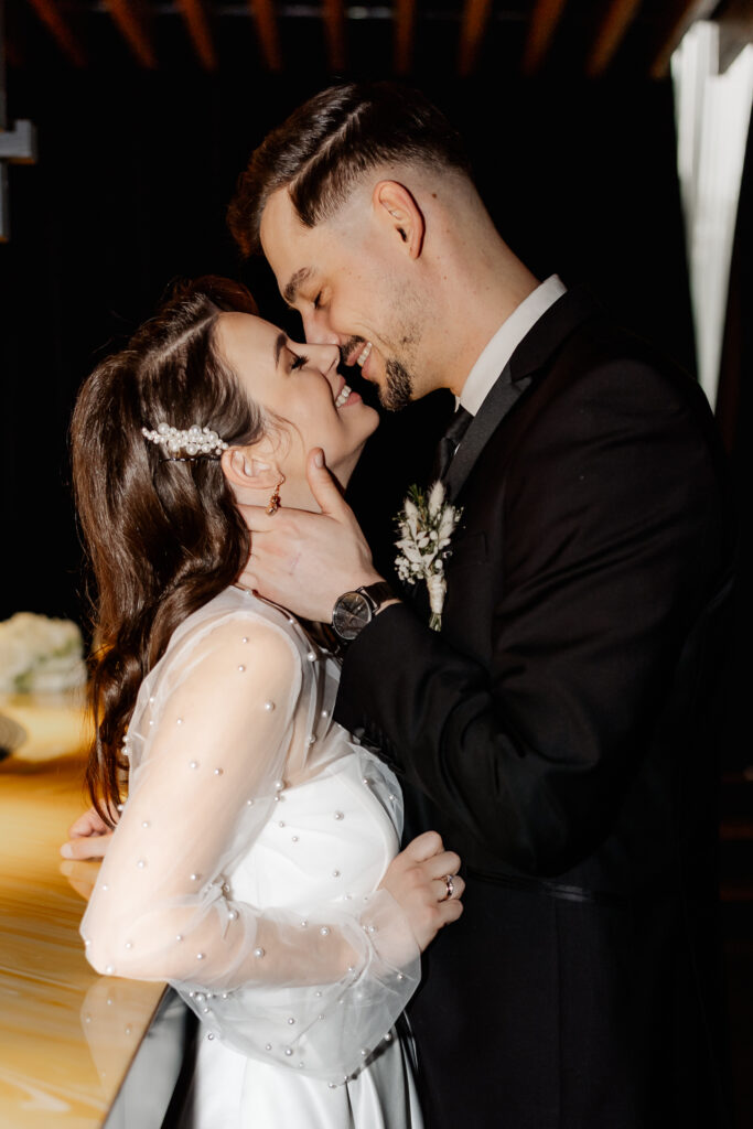 Hochzeit im Roomers Hotel München – Brautpaar teilt einen emotionalen Moment an der Bar