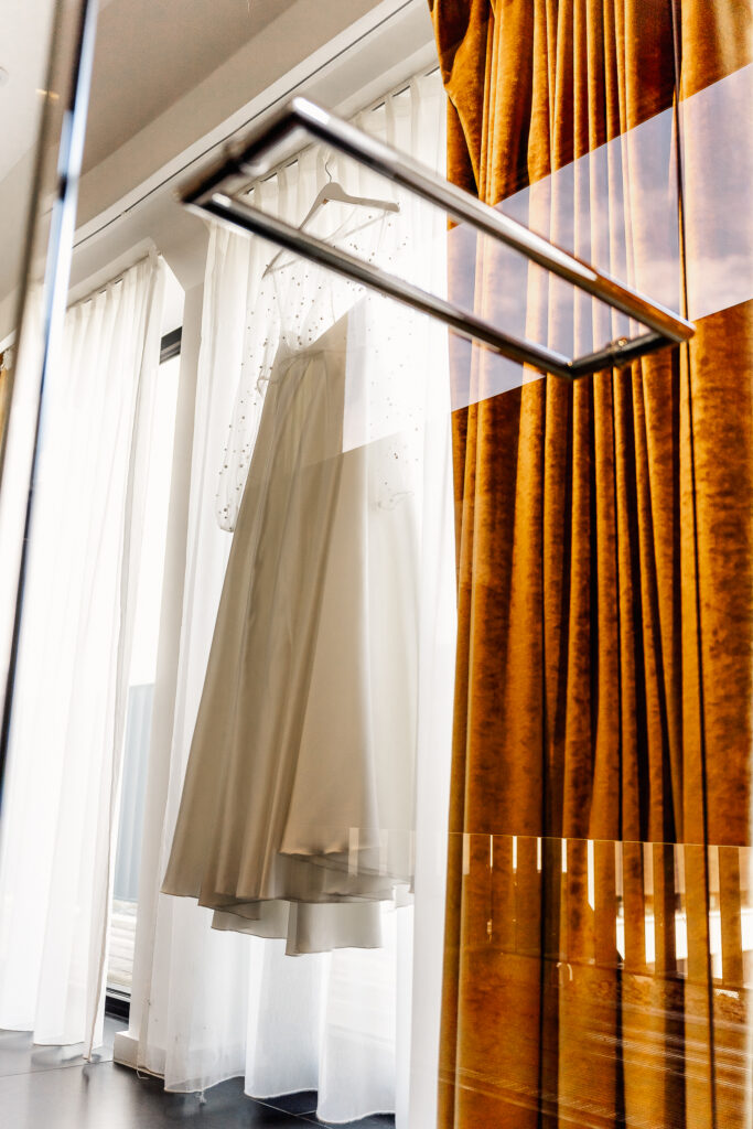 Hochzeitskleid in Spiegelung im Roomers Hotel München - Hochzeitsfotograf München